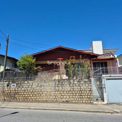 Casa com 108m², 3 quartos (sendo 1 suíte), 2 garagens, no bairro Barreiros em São José