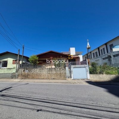 Casa com 108m², 3 quartos (sendo 1 suíte), 2 garagens, no bairro Barreiros em São José