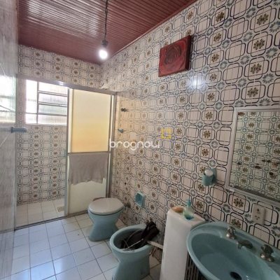 Casa com 108m², 3 quartos (sendo 1 suíte), 2 garagens, no bairro Barreiros em São José