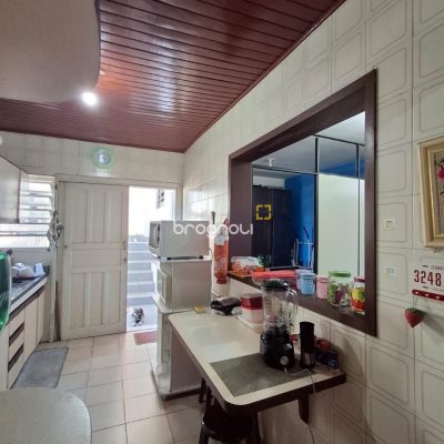 Casa com 108m², 3 quartos (sendo 1 suíte), 2 garagens, no bairro Barreiros em São José