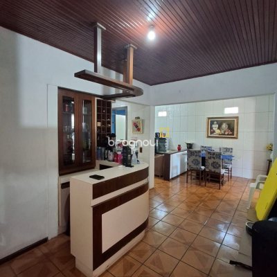 Casa com 108m², 3 quartos (sendo 1 suíte), 2 garagens, no bairro Barreiros em São José