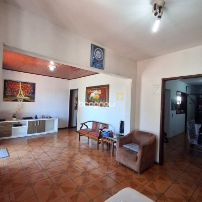 Casa com 108m², 3 quartos (sendo 1 suíte), 2 garagens, no bairro Barreiros em São José