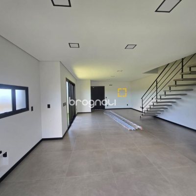 Casa com 260m², 3 quartos (sendo 3 suítes), 2 garagens, no bairro Vargem do Bom Jesus em Florianópolis