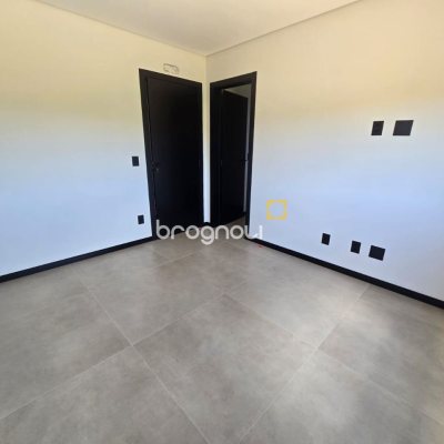 Casa com 260m², 3 quartos (sendo 3 suítes), 2 garagens, no bairro Vargem do Bom Jesus em Florianópolis