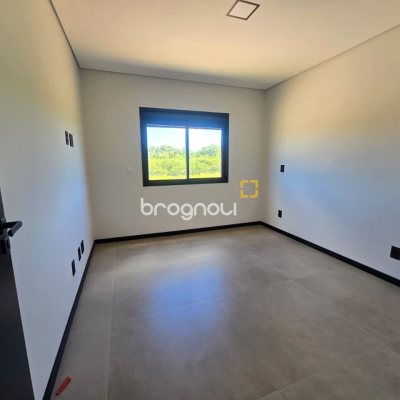 Casa com 260m², 3 quartos (sendo 3 suítes), 2 garagens, no bairro Vargem do Bom Jesus em Florianópolis