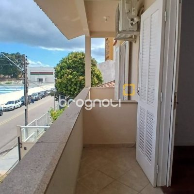 Casa com 237m², 5 quartos (sendo 1 suíte), 6 garagens, no bairro Balneário em Florianópolis