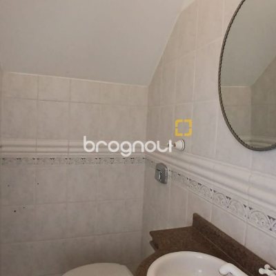 Casa com 237m², 5 quartos (sendo 1 suíte), 6 garagens, no bairro Balneário em Florianópolis
