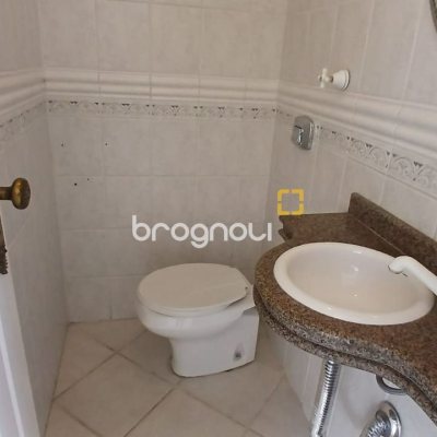 Casa com 237m², 5 quartos (sendo 1 suíte), 6 garagens, no bairro Balneário em Florianópolis