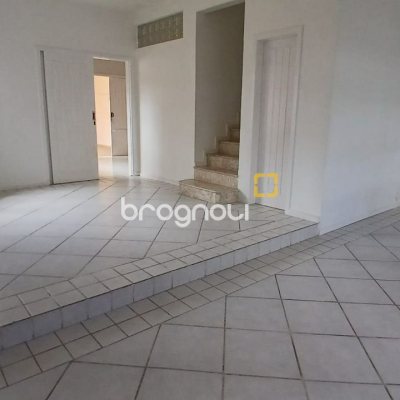 Casa com 237m², 5 quartos (sendo 1 suíte), 6 garagens, no bairro Balneário em Florianópolis