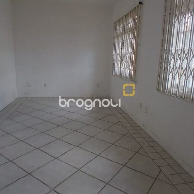 Casa com 237m², 5 quartos (sendo 1 suíte), 6 garagens, no bairro Balneário em Florianópolis