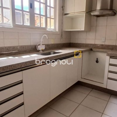 Casa com 237m², 5 quartos (sendo 1 suíte), 6 garagens, no bairro Balneário em Florianópolis