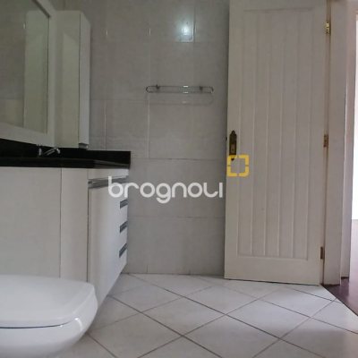 Casa com 237m², 5 quartos (sendo 1 suíte), 6 garagens, no bairro Balneário em Florianópolis