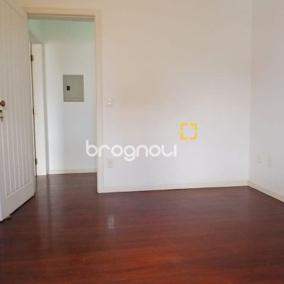 Casa com 237m², 5 quartos (sendo 1 suíte), 6 garagens, no bairro Balneário em Florianópolis