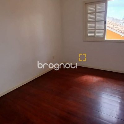 Casa com 237m², 5 quartos (sendo 1 suíte), 6 garagens, no bairro Balneário em Florianópolis