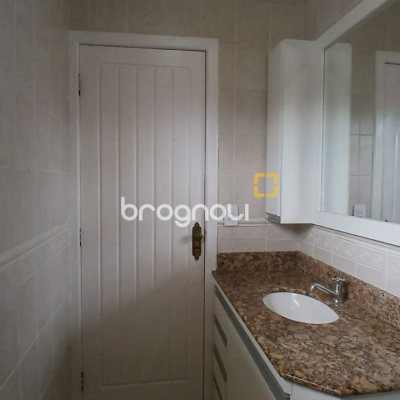 Casa com 237m², 5 quartos (sendo 1 suíte), 6 garagens, no bairro Balneário em Florianópolis