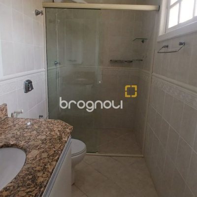 Casa com 237m², 5 quartos (sendo 1 suíte), 6 garagens, no bairro Balneário em Florianópolis