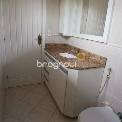 Casa com 237m², 5 quartos (sendo 1 suíte), 6 garagens, no bairro Balneário em Florianópolis