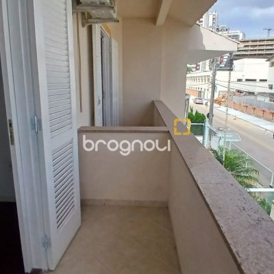 Casa com 237m², 5 quartos (sendo 1 suíte), 6 garagens, no bairro Balneário em Florianópolis