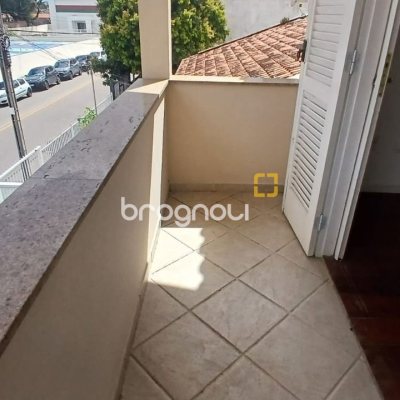 Casa com 237m², 5 quartos (sendo 1 suíte), 6 garagens, no bairro Balneário em Florianópolis