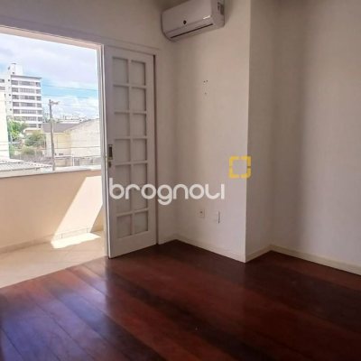 Casa com 237m², 5 quartos (sendo 1 suíte), 6 garagens, no bairro Balneário em Florianópolis