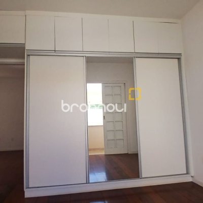 Casa com 237m², 5 quartos (sendo 1 suíte), 6 garagens, no bairro Balneário em Florianópolis