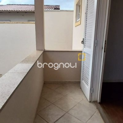 Casa com 237m², 5 quartos (sendo 1 suíte), 6 garagens, no bairro Balneário em Florianópolis