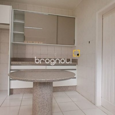 Casa com 237m², 5 quartos (sendo 1 suíte), 6 garagens, no bairro Balneário em Florianópolis