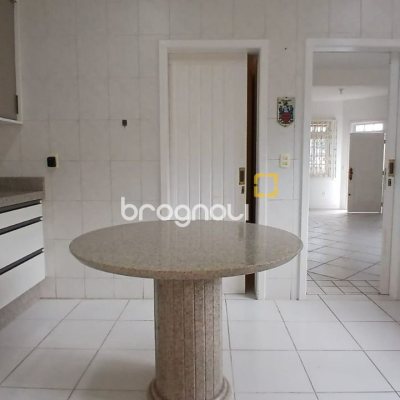 Casa com 237m², 5 quartos (sendo 1 suíte), 6 garagens, no bairro Balneário em Florianópolis