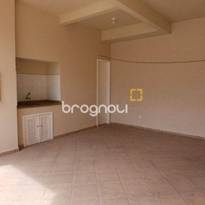 Casa com 237m², 5 quartos (sendo 1 suíte), 6 garagens, no bairro Balneário em Florianópolis