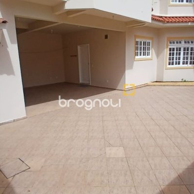 Casa com 237m², 5 quartos (sendo 1 suíte), 6 garagens, no bairro Balneário em Florianópolis