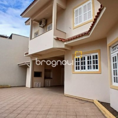 Casa com 237m², 5 quartos (sendo 1 suíte), 6 garagens, no bairro Balneário em Florianópolis