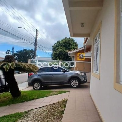 Casa com 237m², 5 quartos (sendo 1 suíte), 6 garagens, no bairro Balneário em Florianópolis