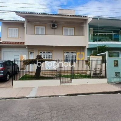 Casa com 237m², 5 quartos (sendo 1 suíte), 6 garagens, no bairro Balneário em Florianópolis