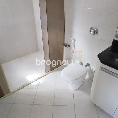 Casa com 237m², 5 quartos (sendo 1 suíte), 6 garagens, no bairro Balneário em Florianópolis