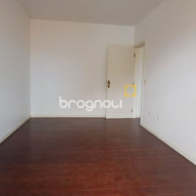 Casa com 237m², 5 quartos (sendo 1 suíte), 6 garagens, no bairro Balneário em Florianópolis