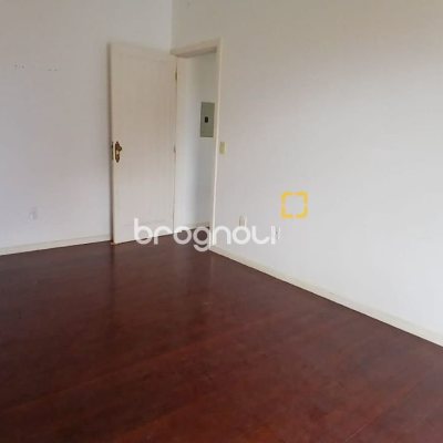 Casa com 237m², 5 quartos (sendo 1 suíte), 6 garagens, no bairro Balneário em Florianópolis