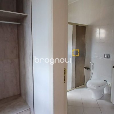Casa com 237m², 5 quartos (sendo 1 suíte), 6 garagens, no bairro Balneário em Florianópolis