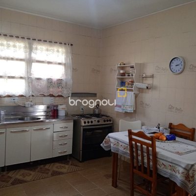 Casa com 92m², 3 quartos (sendo 1 suíte), 2 garagens, no bairro Bela Vista em São José