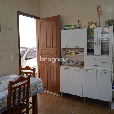 Casa com 92m², 3 quartos (sendo 1 suíte), 2 garagens, no bairro Bela Vista em São José