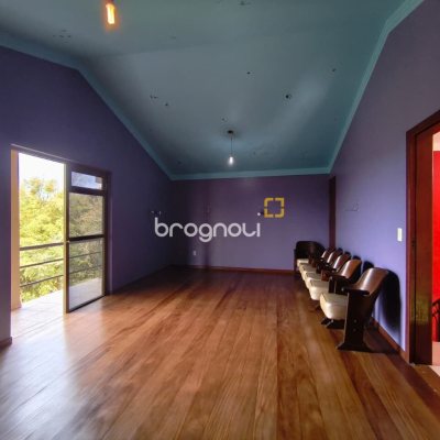 Sítio com 68000m², 6 quartos (sendo 1 suíte), 10 garagens, no bairro Campeche em Florianópolis