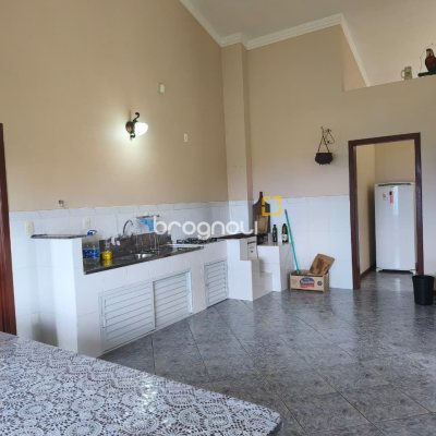 Sítio com 68000m², 6 quartos (sendo 1 suíte), 10 garagens, no bairro Campeche em Florianópolis
