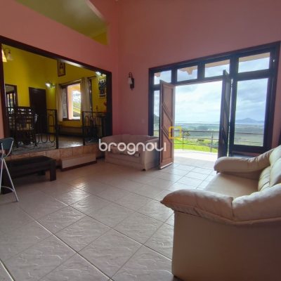 Sítio com 68000m², 6 quartos (sendo 1 suíte), 10 garagens, no bairro Campeche em Florianópolis