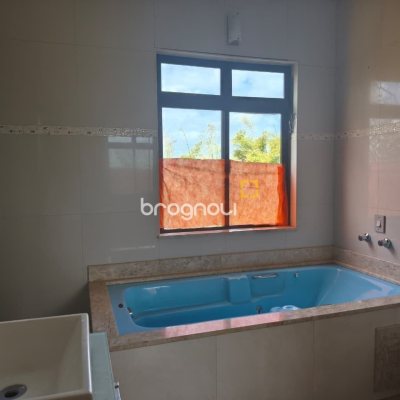 Sítio com 68000m², 6 quartos (sendo 1 suíte), 10 garagens, no bairro Campeche em Florianópolis
