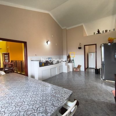 Sítio com 68000m², 6 quartos (sendo 1 suíte), 10 garagens, no bairro Campeche em Florianópolis