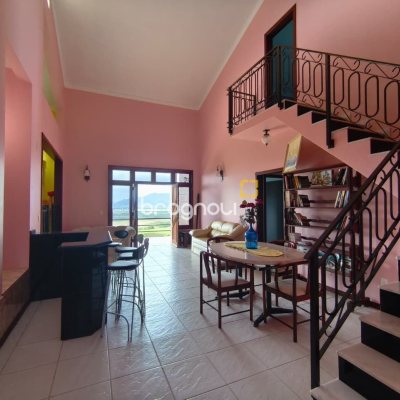 Sítio com 68000m², 6 quartos (sendo 1 suíte), 10 garagens, no bairro Campeche em Florianópolis