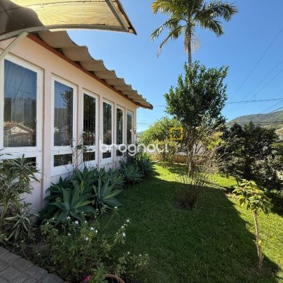 Casa com 229m², 4 quartos (sendo 1 suíte), 4 garagens, no bairro Parque São Jorge em Florianópolis
