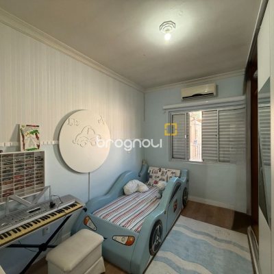 Casa com 229m², 4 quartos (sendo 1 suíte), 4 garagens, no bairro Parque São Jorge em Florianópolis