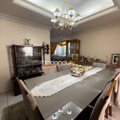 Casa com 229m², 4 quartos (sendo 1 suíte), 4 garagens, no bairro Parque São Jorge em Florianópolis