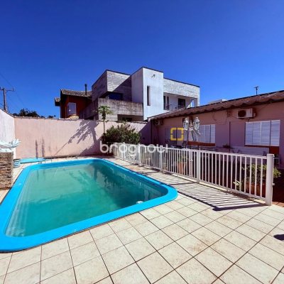 Casa com 229m², 4 quartos (sendo 1 suíte), 4 garagens, no bairro Parque São Jorge em Florianópolis