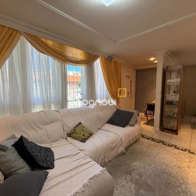 Casa com 229m², 4 quartos (sendo 1 suíte), 4 garagens, no bairro Parque São Jorge em Florianópolis